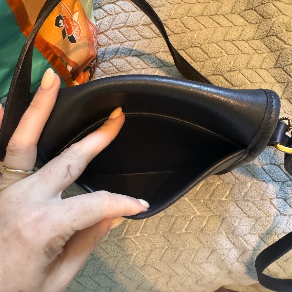 Vintage Coach Black Leather Crossbody Bag - Elegant Everyday Carry - Picture 5 of 8